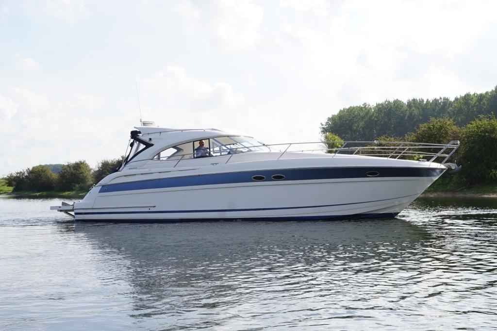 Motorboot Bavaria 42 HT Sport IPS-500 - Hydraulic Platform