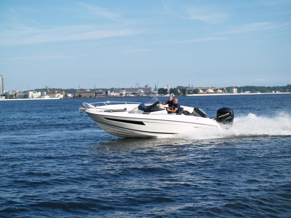 Motorboot Parker 690 Sport