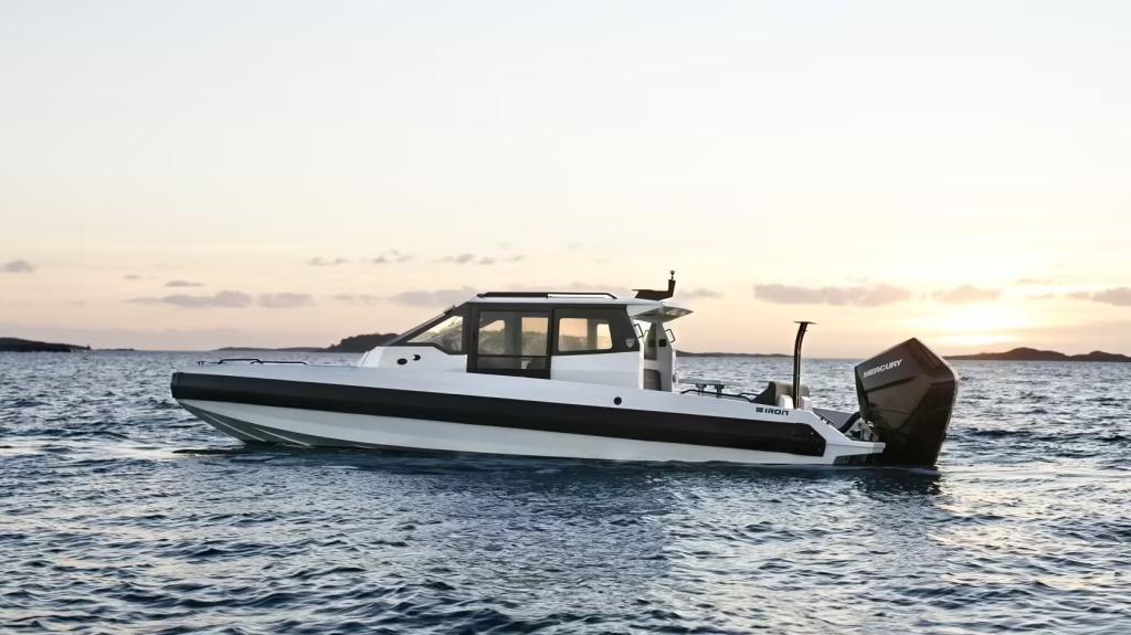Motorboot IRON 827 Coupe