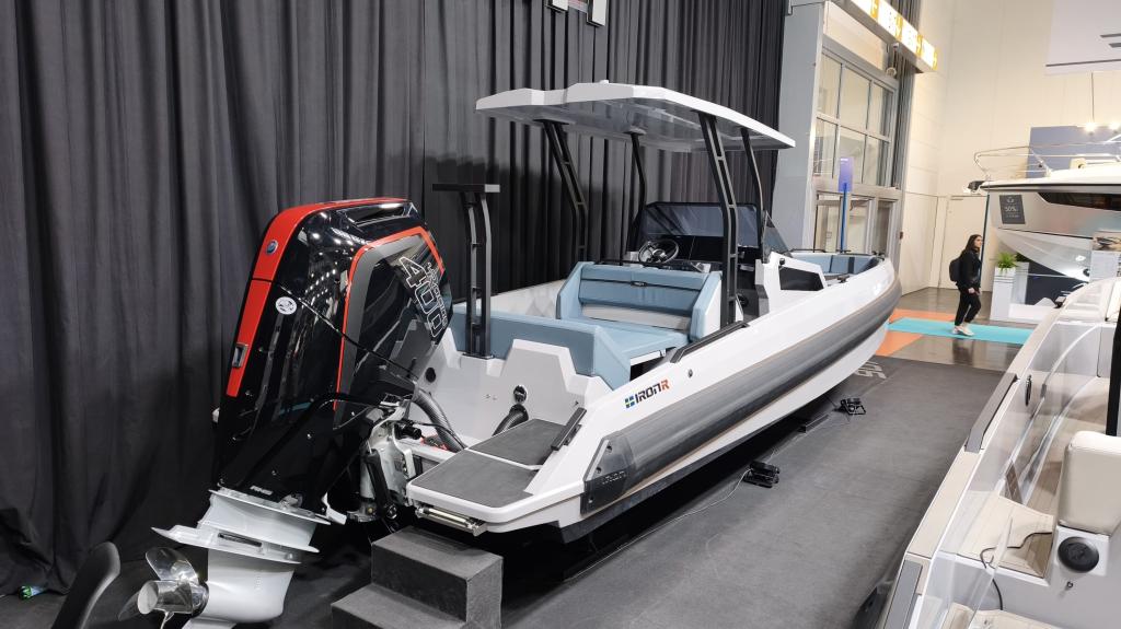 Motorboot IRON 907 T-Top